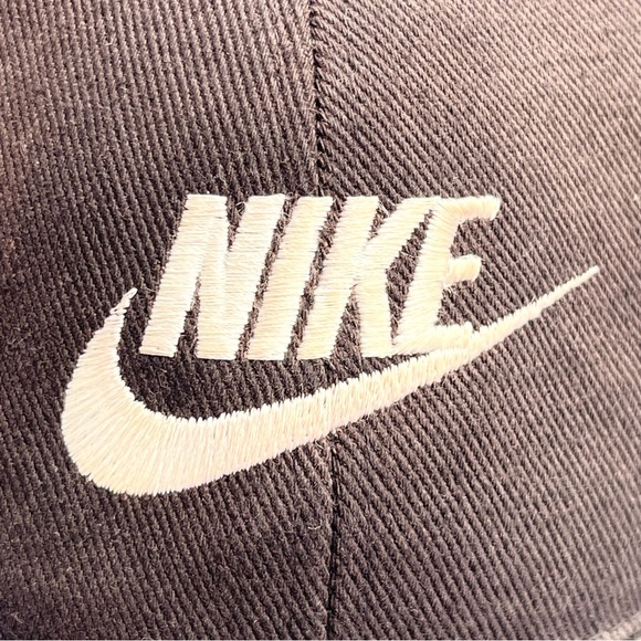 Vintage Nike Embroidered Spellout Logo Swoosh Faded Black Snapback Hat Cap - Picture 3 of 14